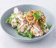 Салат с цыплёнком, редисом, луком фри