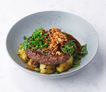 Бифштекс с картофелем, грибами и соусом демиглас