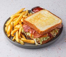 Сэндвич по-корейски с беконом и картофелем фри