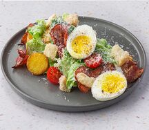 Цезарь с беконом и беби-картофелем