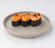 Суши, запечённые под соусом спайси с лососем