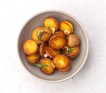 Беби-картофель с чесноком и розмарином