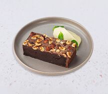 Брауни с фундуком и мятным соусом