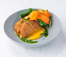 Котлета в панировке с тыквенно-кокосовым соусом и овощами