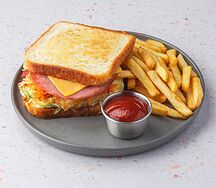 Сэндвич по-корейски с ветчиной и картофелем фри