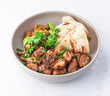 Жареный цыплёнок со свежими овощами и лепёшкой роти