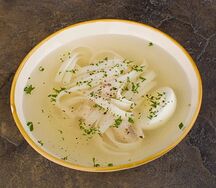 Куриный бульон с яйцом