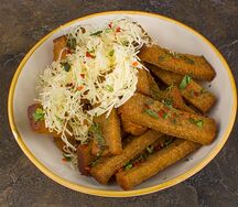 Чесночные гренки с сырным соусом