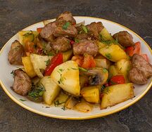 Жареный картофель с сочной свининой