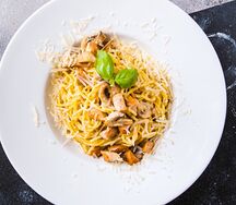 Паста с курицей и грибами