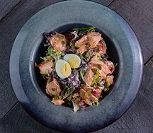 Салат с копченой форелью