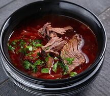 Борщ с говядиной и сметаной