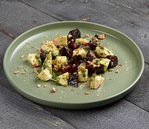 Салат с печеной свеклой и сулугуни