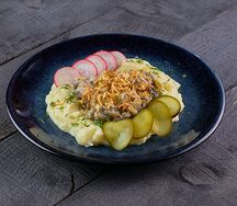 Бефстроганов с пюре и хрустящим луком
