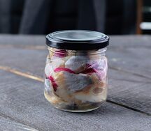 Баночка сельди с пряным луком