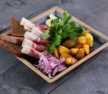 Сало с картошечкой и ржаным хлебом