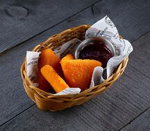 Жареный сулугуни с ягодным джемом