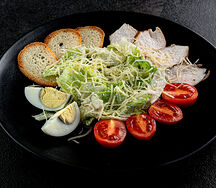 Салат Цезарь с курицей