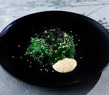 Салат с чукой и ореховым соусом