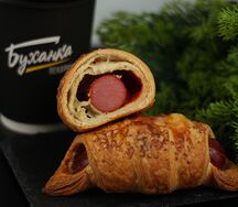 Круассан с сосиской и соусом