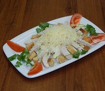 Салат цезарь с курой
