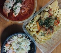 Обед с борщом, пастой с курицей и салатом оливье