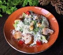 Салат Цезарь на мангале с курицей