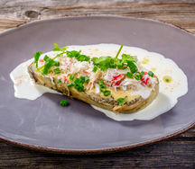 Печеный баклажан с камчатским крабом