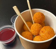Сырные шарики с халапеньо и чипотле