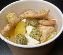 Салат с жареной курочкой и персиком