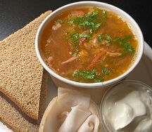 Щи кислые с копченостями с салом и черным хлебом