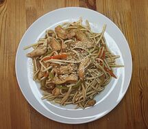 Удон с курицей и овощами