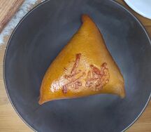 Пирожок с ветчиной и сыром