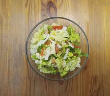 Салат с помидором, пекинской капустой и яйцом