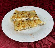 Блин с грибами и сыром в сливках