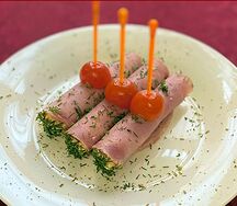 Рулетики из ветчины с сыром