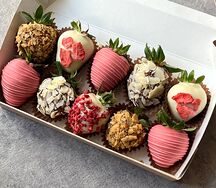 Клубника в молочном и белом шоколаде Ассорти