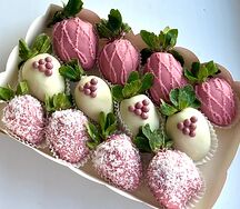 Клубника в белом шоколаде с криспи шариками и кокосом 