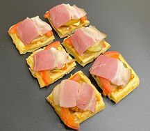 Сырные вафли с бри, курицей и беконом