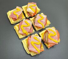 Сырные вафли с колбаской гриль и беконом