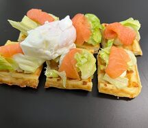 Сырные вафли с семгой и яйцом пашот