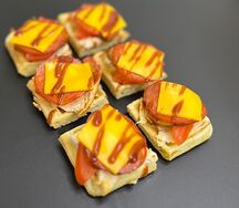 Сырные вафли с курицей, пепперони и сыром чеддер