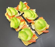 Сырные вафли с авокадо и овощами