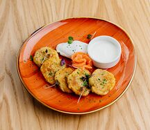 Драники с лососем и яйцом пашот