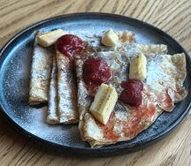 Блины с Нутеллой, клубникой и бананом