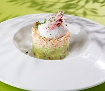 Салат с камчатским крабом и яйцом пашот