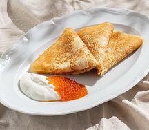 Блины со сметаной и красной икрой 