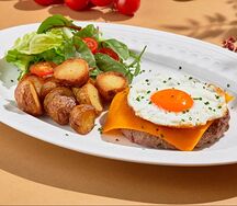 Бифштекс с жареным яйцом и сыром