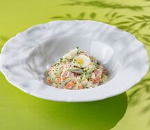 Салат Оливье с курицей, ветчиной и заправкой из шалфея