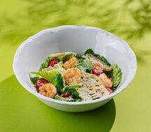 Салат Цезарь с креветками